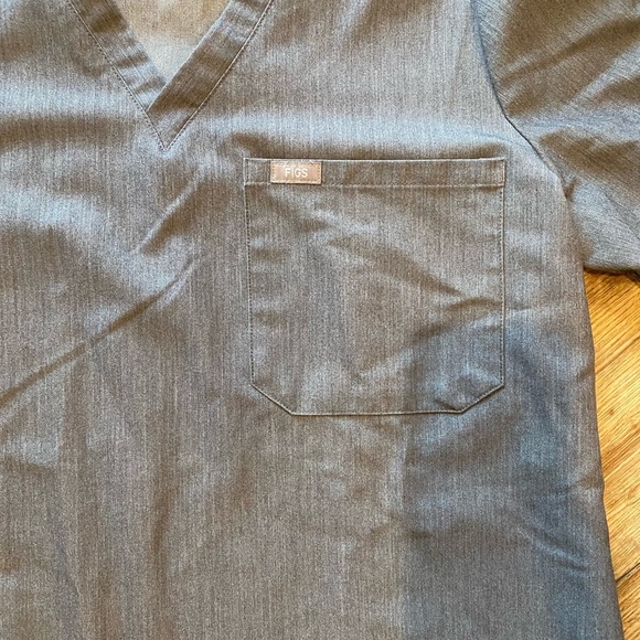 FIGS Catarina One-Pocket Scrub Top in grey - Picture 2 of 9